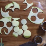 Pečený srnčí hřbet, žlutý hrách s pancettou, marinovaná zelenina a jablko