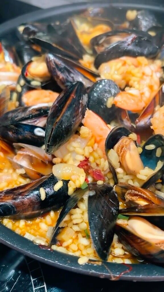 Venku je kosa, tak jsme si udělali aspoň kulinární výlet do teplejších krajin.☀️ Paella patří mezi moje nejvíc nejoblíbenější jídla a mám to štěstí, že mi Honza je schopný uvařit téměř cokoliv, co si vymyslim. Prvotřídní suroviny jsme dostali od @edelikatesycz, moc děkujeme a zároveň doporučujeme (co si budem, kousek pěknýho choriza nebo sardinky pod stromečkem určitě potěší). Recept už je na blogu (link v profilu).🤩
#paella #spoluprace #edelikatesy #ohmychef #recepty