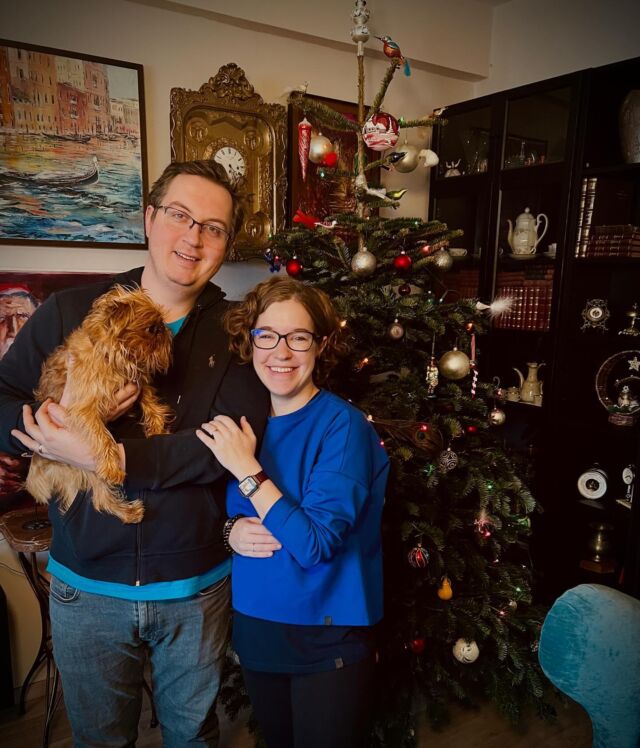 Letos máme netradičně Štedrý den opravdu 24., protože Honza není v práci, příjemná změna!🎄A příští rok nás bude ještě o jednu víc, aby se vyrovnaly stavy. 😜 Užijte si klidné Vánoce, přejeme vám vše nej do nového roku! 🌟